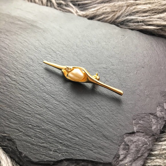 Vintage gold brass pin brooch with pearl hat scarf jewelry - Picture 4 of 4
